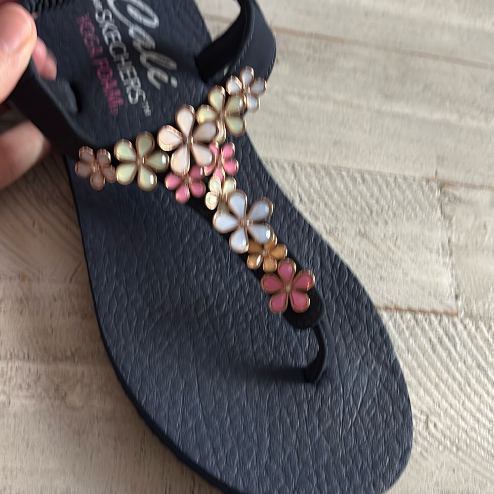 Skechers Women's Size 9 Cali Meditation Happy Daisies Sandals
-size 9
-NWOT